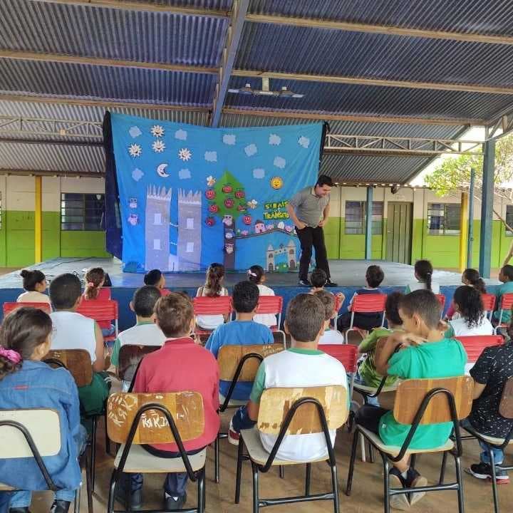 Artista contemplado pela Lei Paulo Gustavo leva a magia do teatro para as escolas municipais