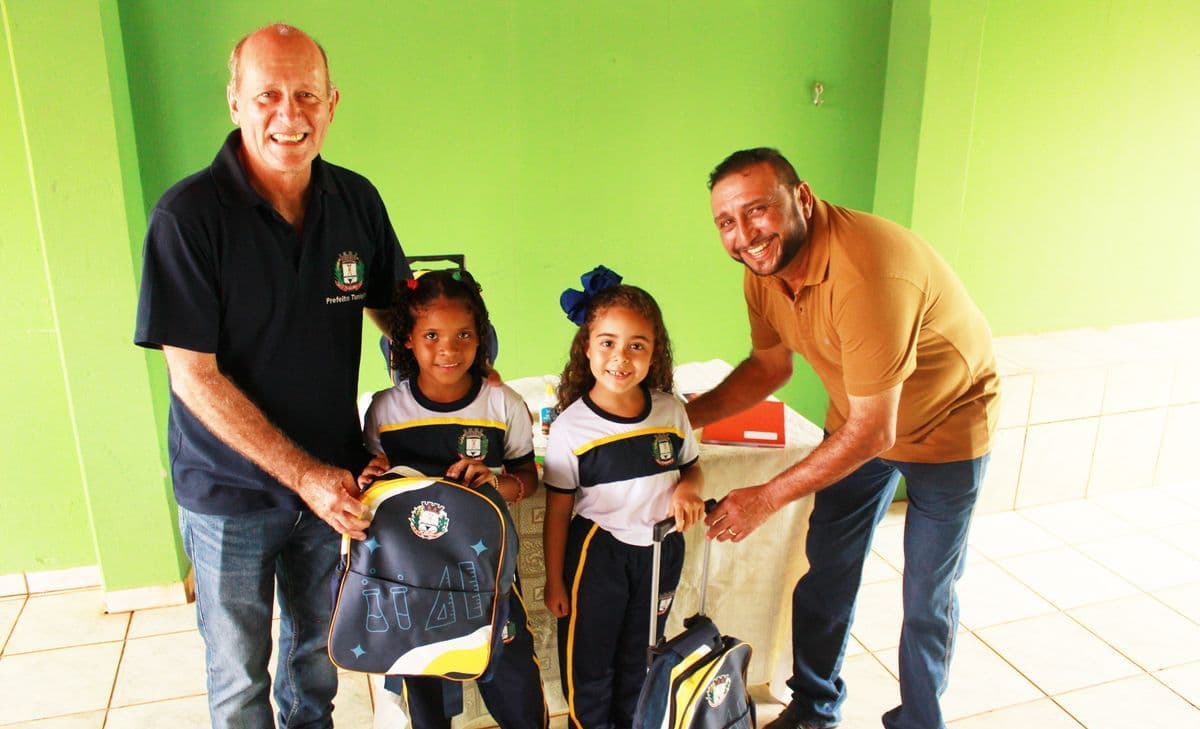 Planura entrega uniformes a toda a rede escolar