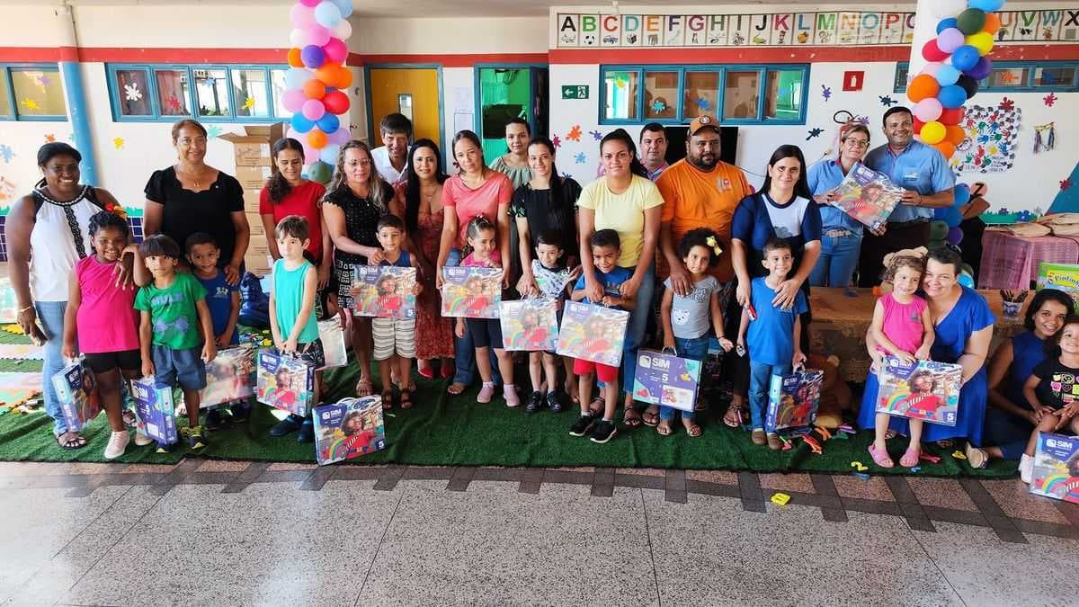 Prefeitura de Limeira de Oeste faz entrega de material escolar para Rede Municipal