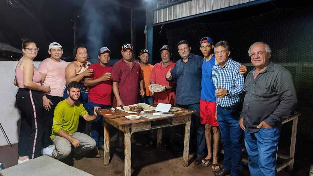 Amigos e familiares comemoraram o aniversário do prefeito Enedino com festa surpresa
