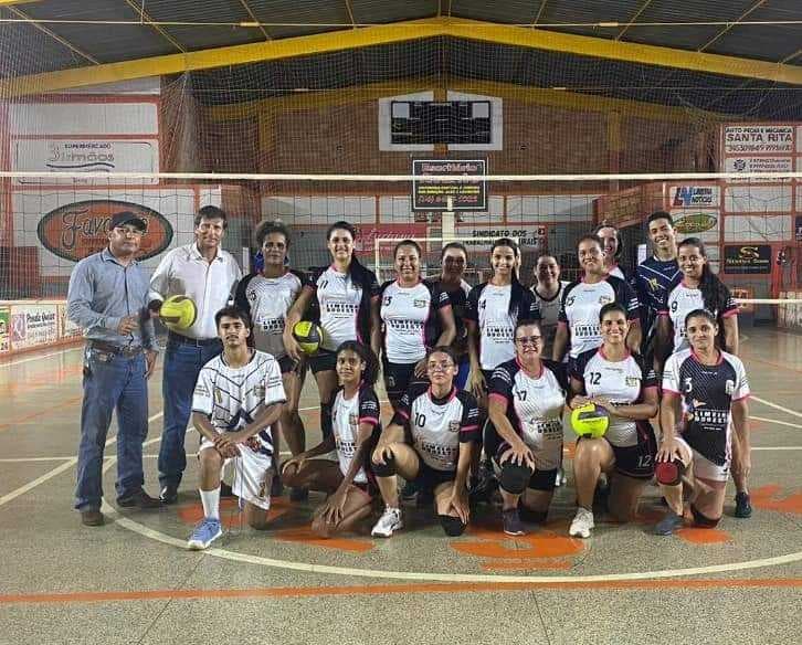 Prefeito Enedino visitou a Escolinha de Vôlei de Limeira do Oeste