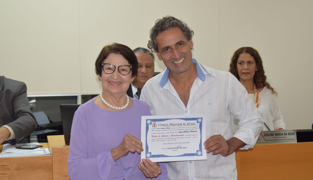 Câmara presta homenagem para professor e alunos do curso de publicidade da Uemg