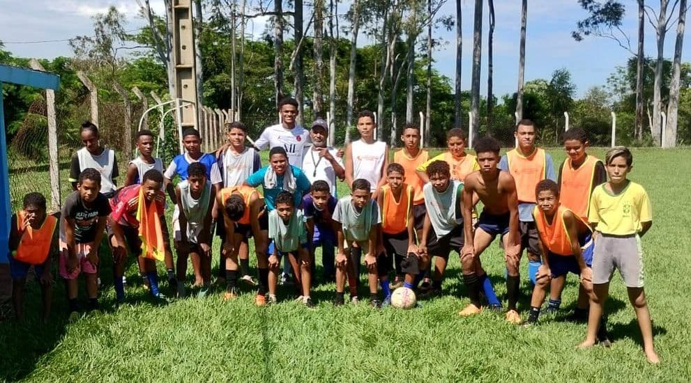 Jogador Anilson Dourado visitou a Escolinha de Futebol de Planura
