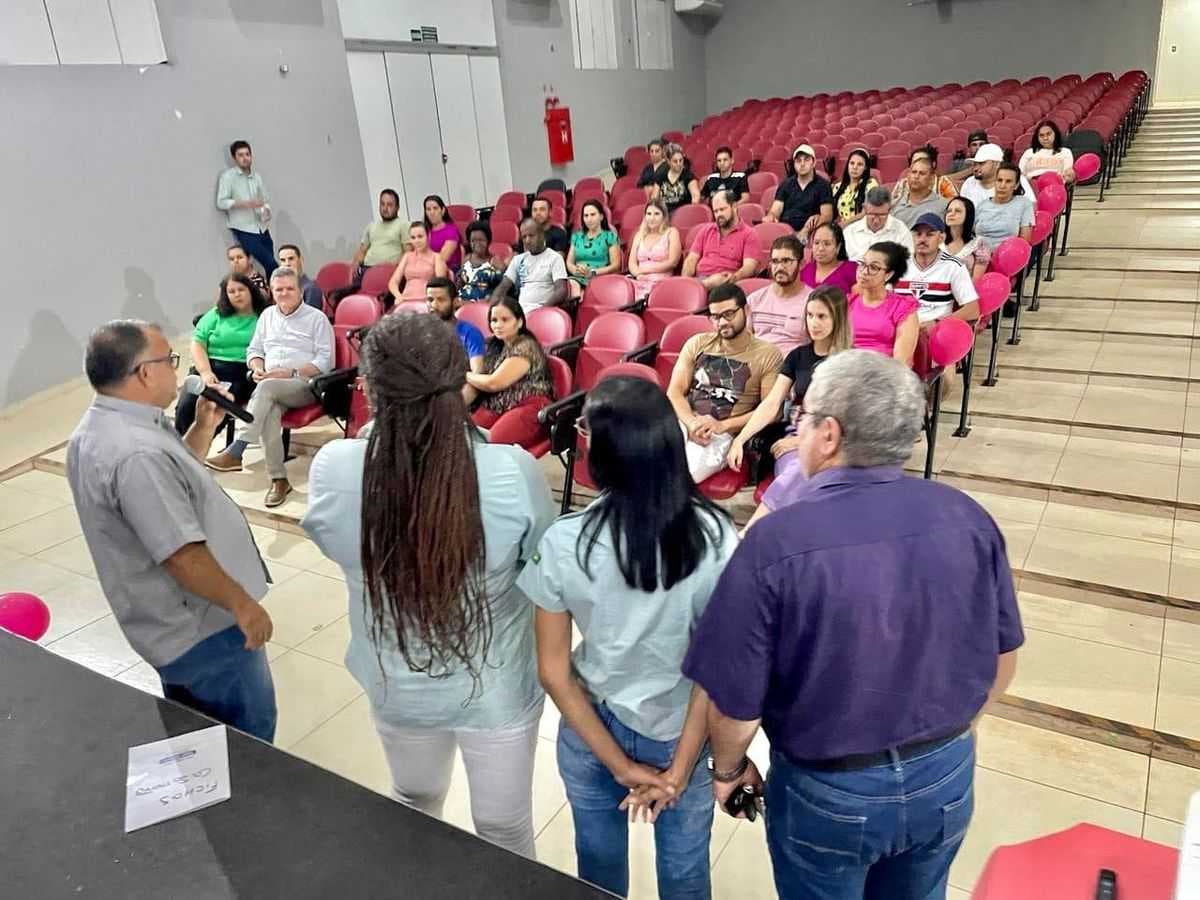 Noivos participam de palestra em preparação para o Casamento Comunitário
