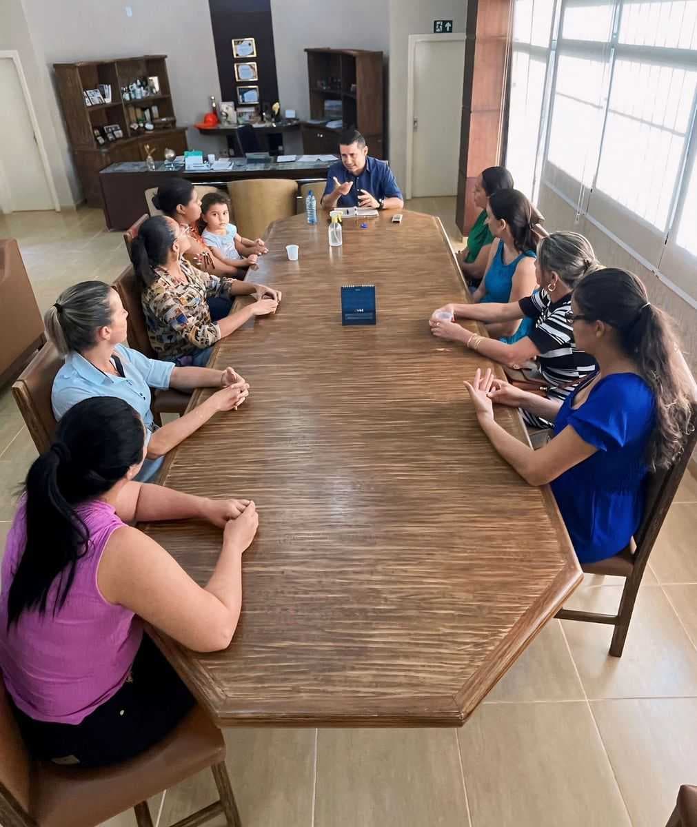 Prefeito Ricardo Garcia recebe mães do Grupo AMEI