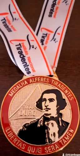 Prefeito de Itapagipe recebeu o Colar de Ouro ‘Alferes Tiradentes’ em BH