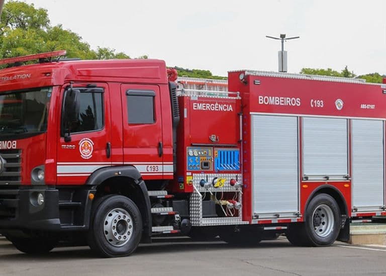 Caminhão de coleta de lixo incendiado em Frutal