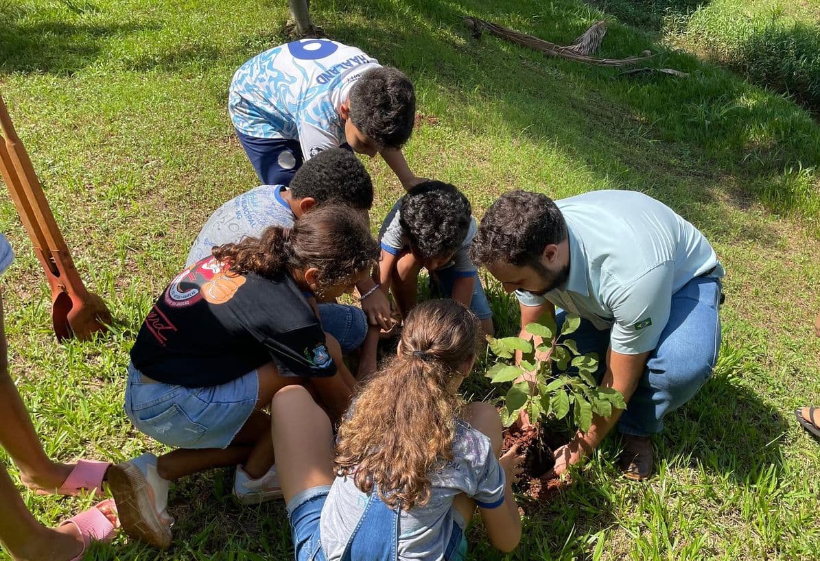 Alunos da Escola Pedro Gonçalves fizeram o plantio de mudas de árvores no Córrego do Lageado