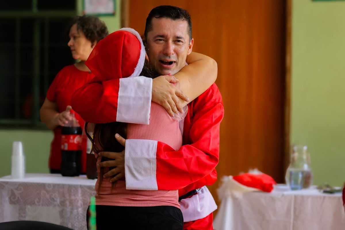 Prefeito Ricardo Garcia se veste de Papai Noel e encanta alunos da APAE