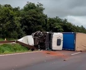 Carreta tomba em trecho da BR-153 próximo ao Prata