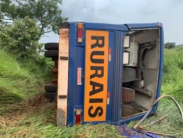Ônibus com 23 trabalhadores rurais cai em ribanceira na MGC-497