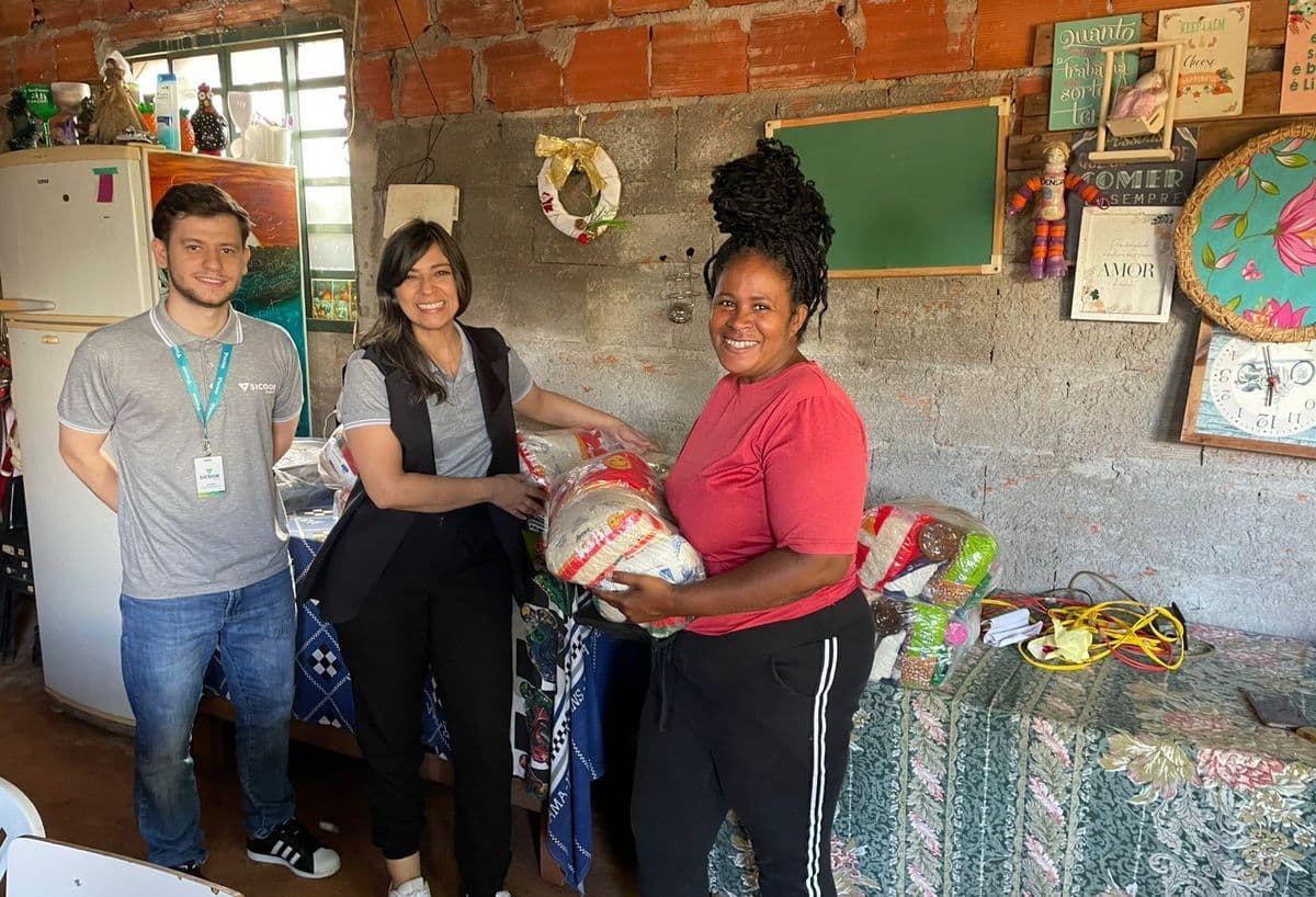 Sicoob Creditril doa alimentos para cozinhas comunitárias de Uberlândia