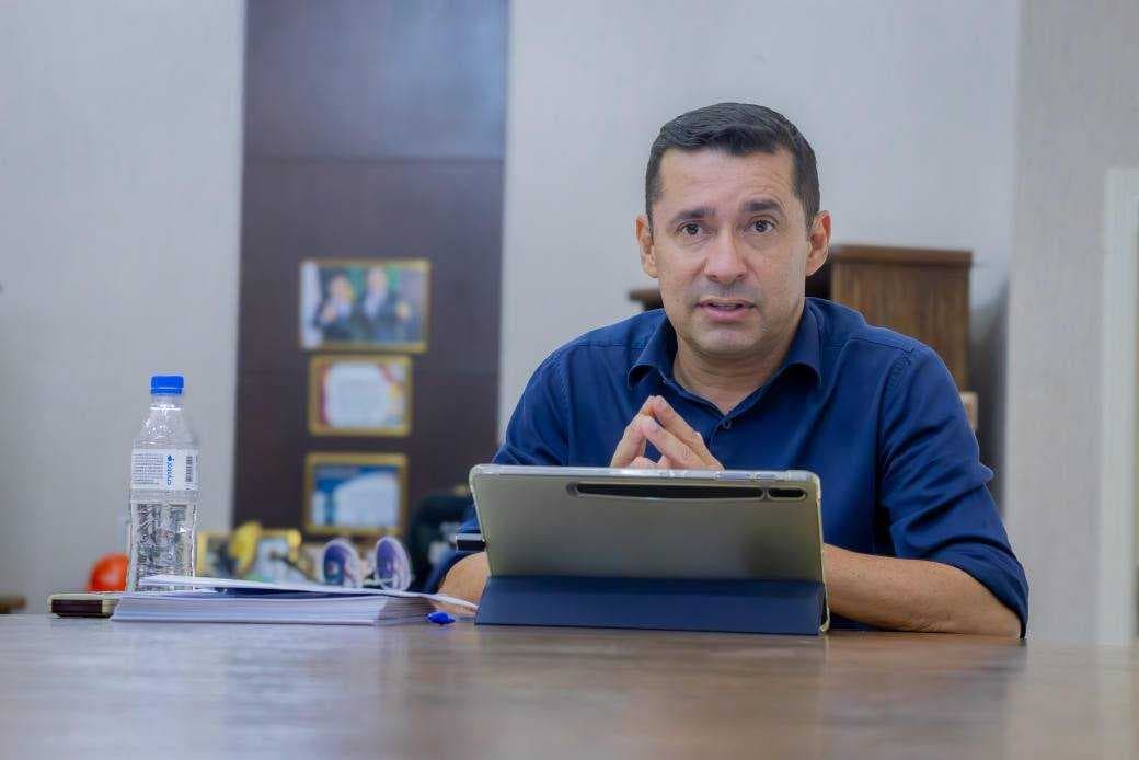 Prefeito entrega réplica do Selo Ouro da Alfabetização a diretores de escolas municipais