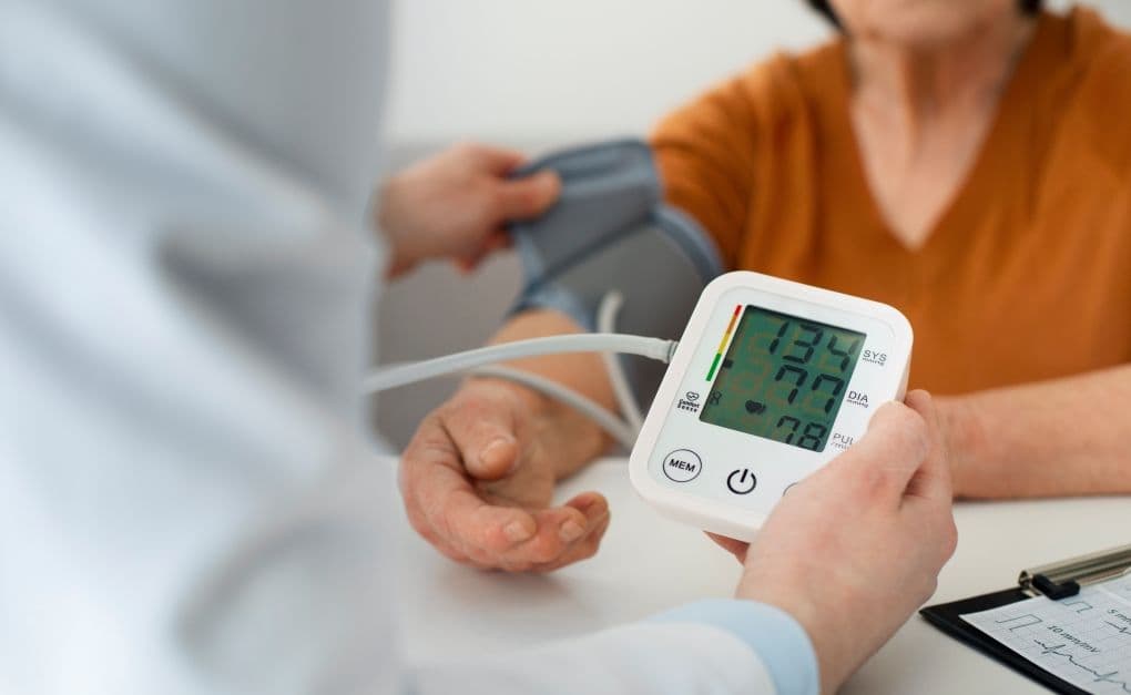 Cardiologista alerta sobre os riscos da pressão alta e orienta sobre medidas preventivas