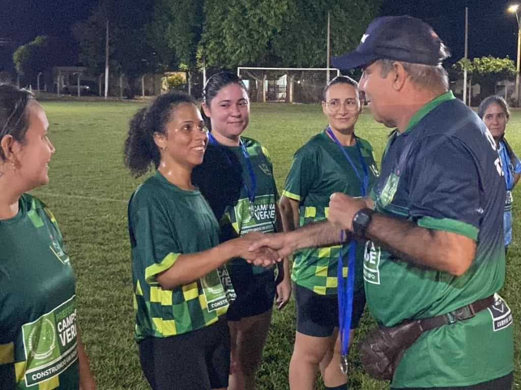 Mães entram em campo e fazem a festa em Campina Verde