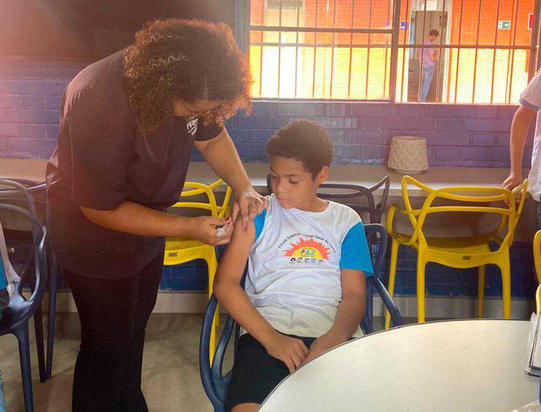 ALUNOS RECEBEM VACINAÇÃO ATRAVÉS DO PROGRAMA SAÚDE NA ESCOLA