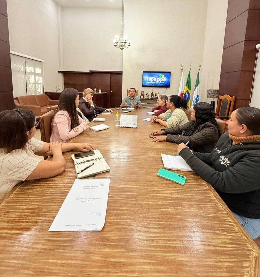 Prefeito de Itapagipe se reúne com diretoras escolares para fortalecer inclusão social na rede municipal de ensino