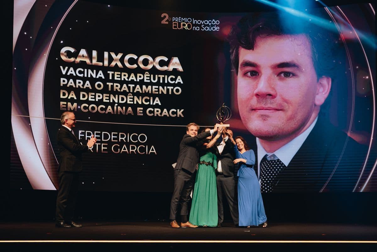 Governo de Minas anuncia R$ 18 milhões para testes da vacina anticocaína Calixcoca em meio a polêmica judicial
