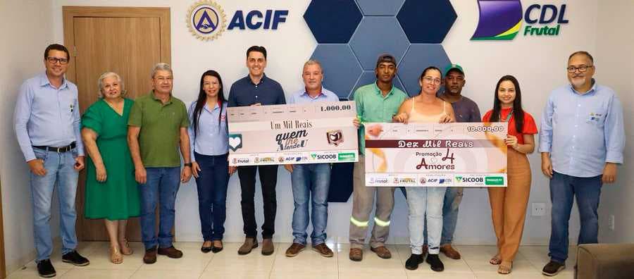 Ganhadora do sorteio do Dia das Crianças retira prêmio de R$ 10 mil na ACIF/CDL