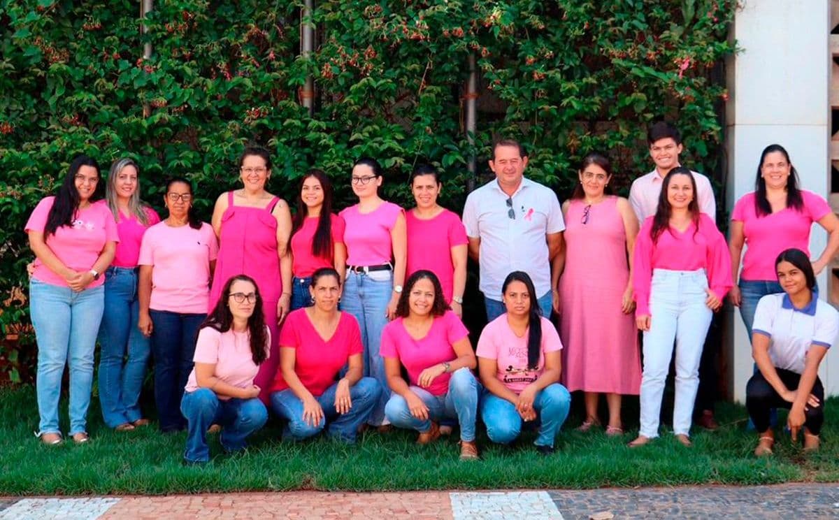 Servidores de Pirajuba se vestem de rosa em apoio à campanha Outubro Rosa