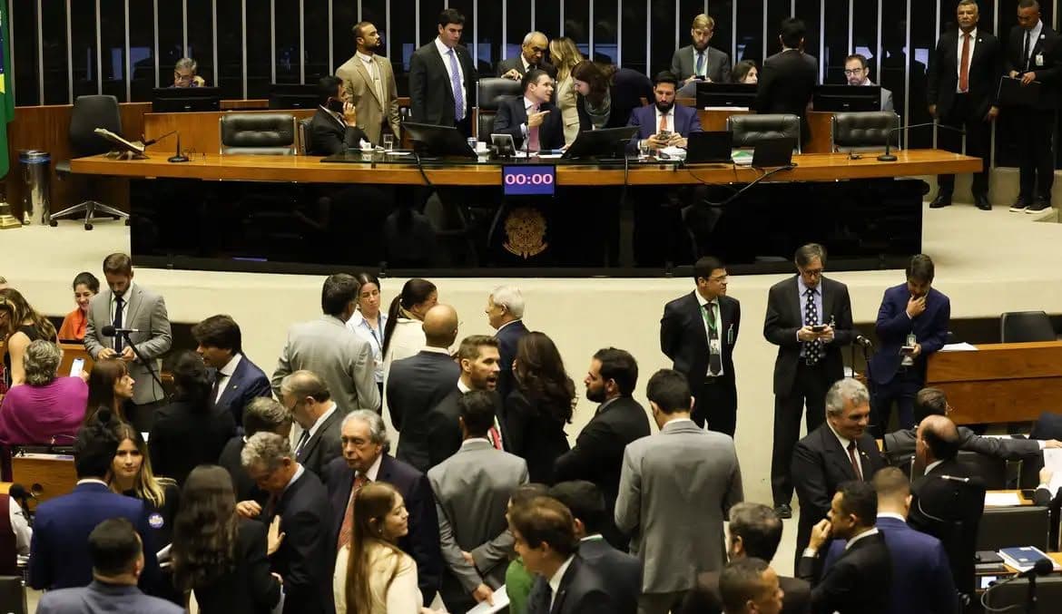 Câmara aprova ampliação gradual da licença-paternidade e cria salário-paternidade