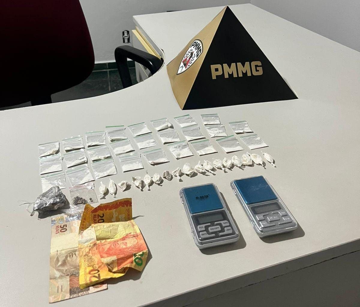 Menores são apreendidos e PM desmantela ponto de tráfico no Prata