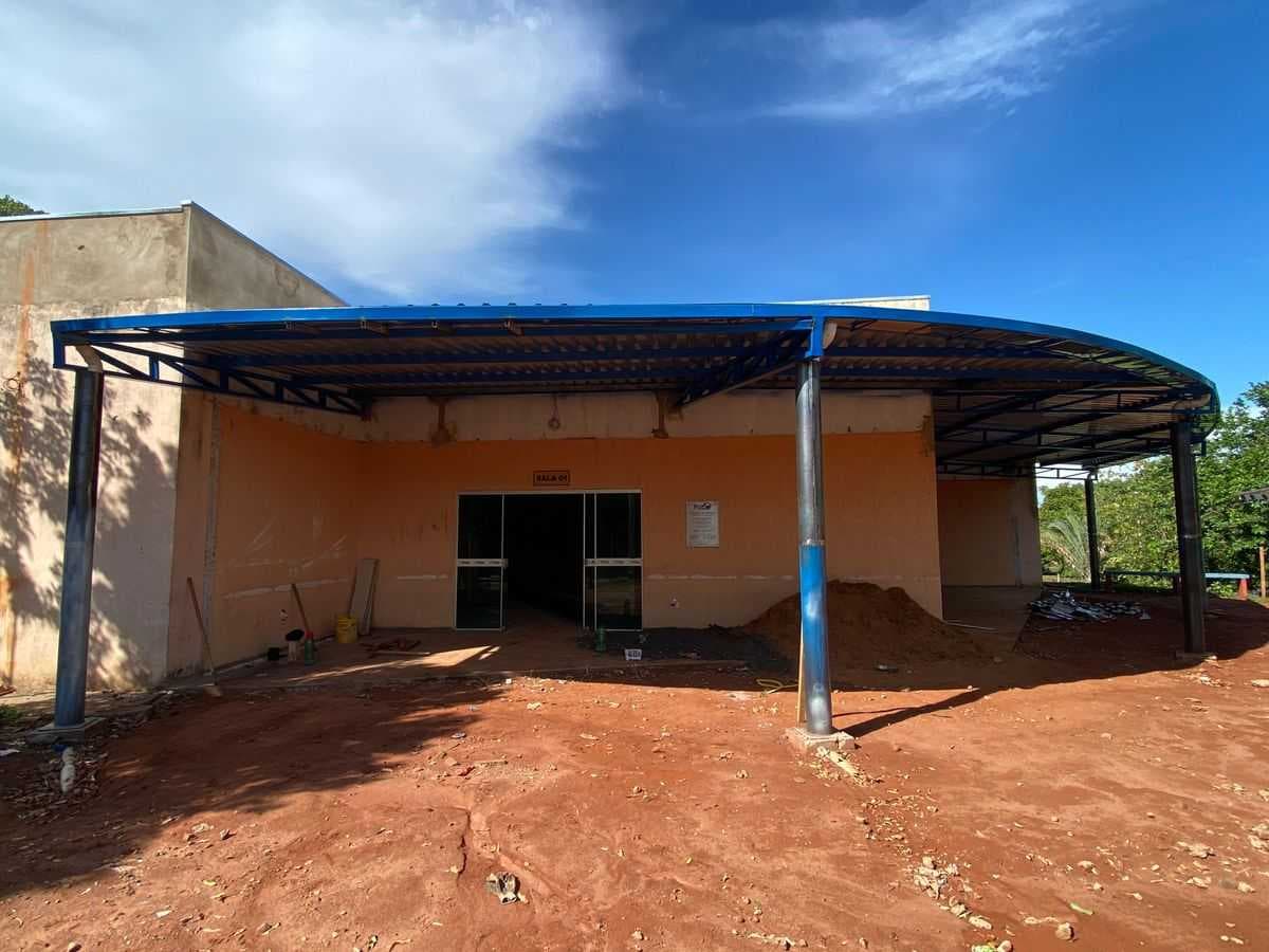 Prefeitura do Prata avança na reforma do Velório Municipal com nova cobertura e pergolado