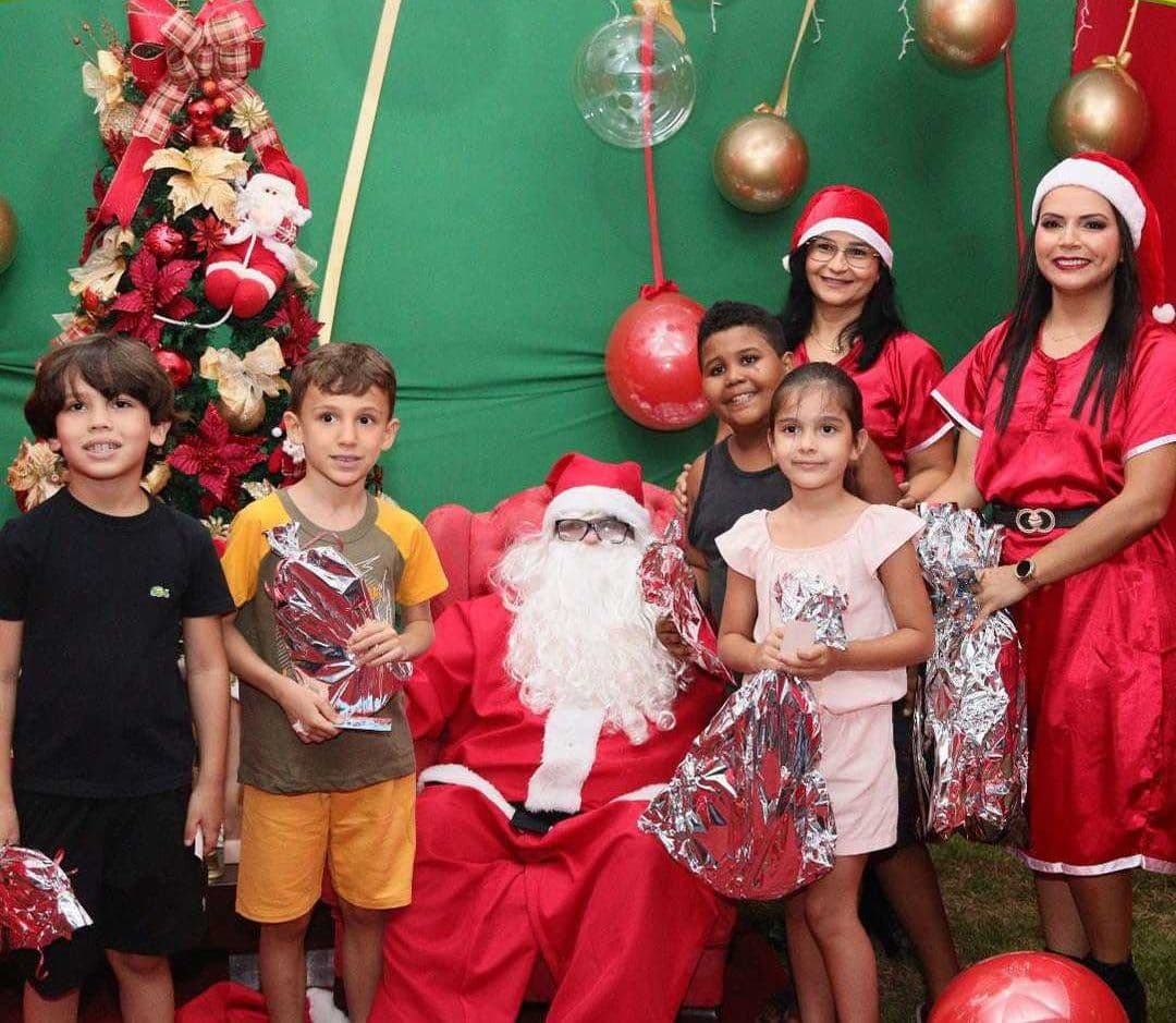 Chegada do Papai Noel encanta Pirajuba durante comemoração dos 72 anos do município