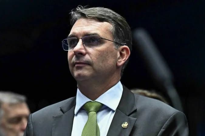Flávio Bolsonaro afirma não ver risco de derrota e faz críticas a Lula durante entrevista