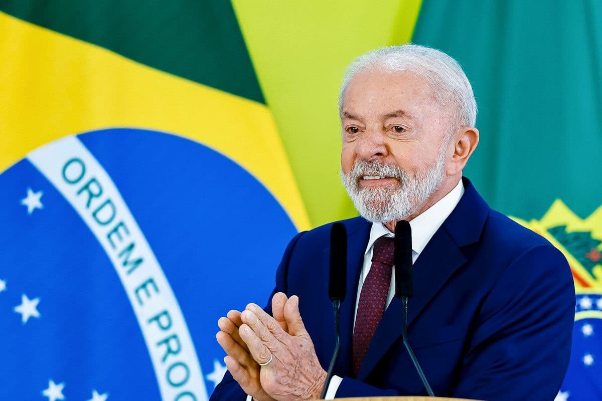 Lula sanciona lei que proíbe descontos automáticos em benefícios do INSS
