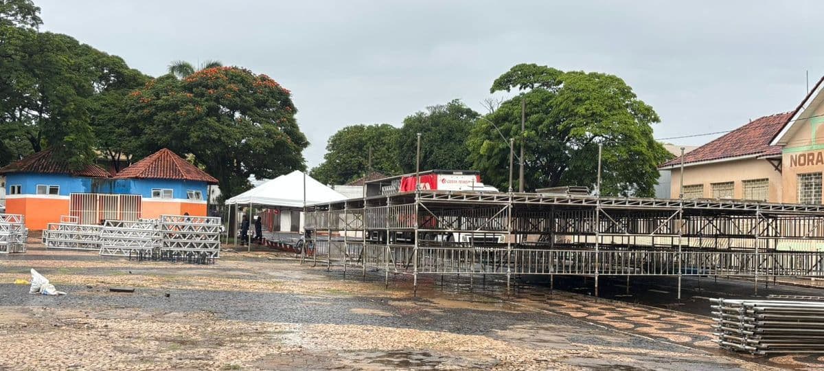 CarnaPrata 2026 começa ganhar forma com montagem da estrutura na Praça 15 de Novembro