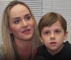 Menino com autismo que não falava até os 7 anos hoje domina 9 idiomas e inspira o mundo