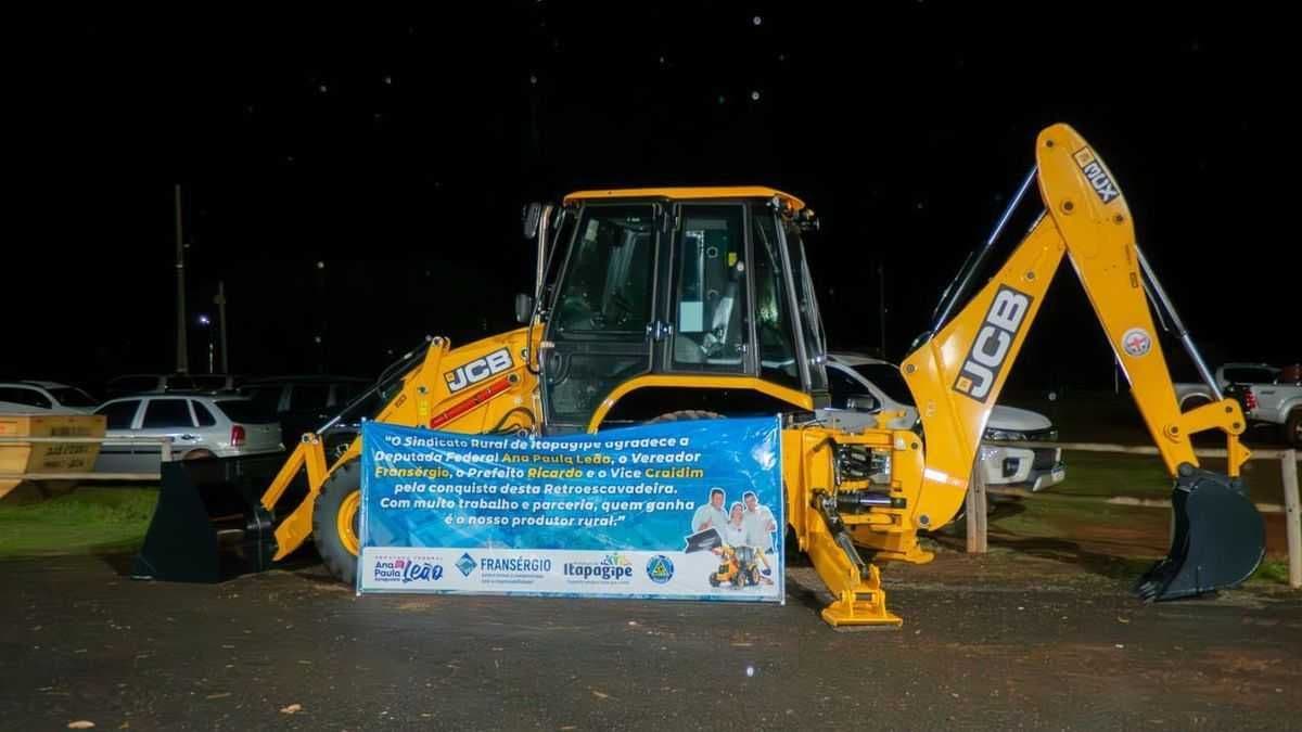Prefeitura de Itapagipe amplia investimentos no campo com entrega de retroescavadeira ao Sindicato Rural