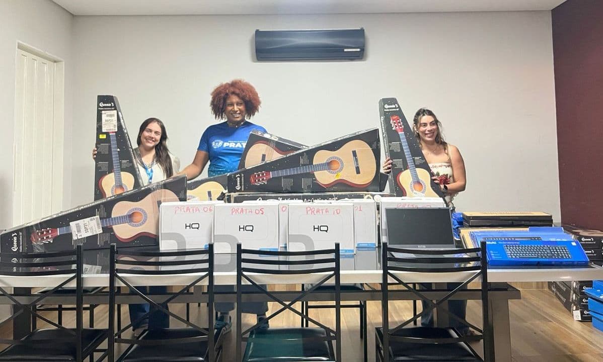 Projeto Círculo Arte Social doa computadores e violões à Secretaria de Cultura do Prata