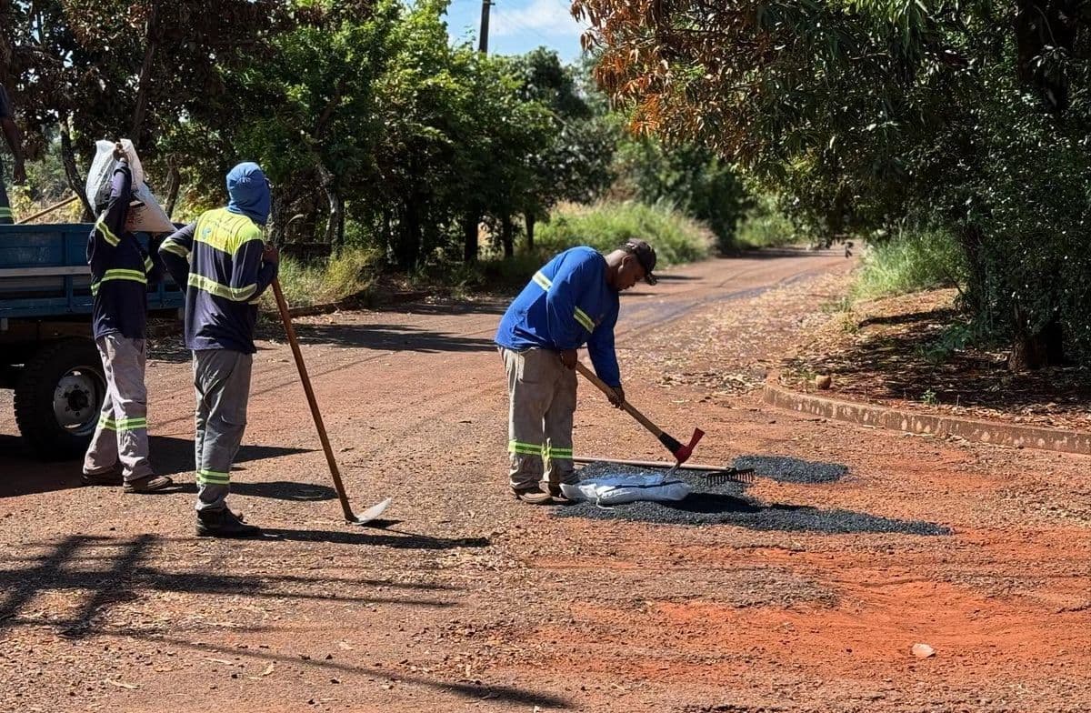 Operação tapa-buraco melhora condições das ruas no bairro Buriti em Planura
