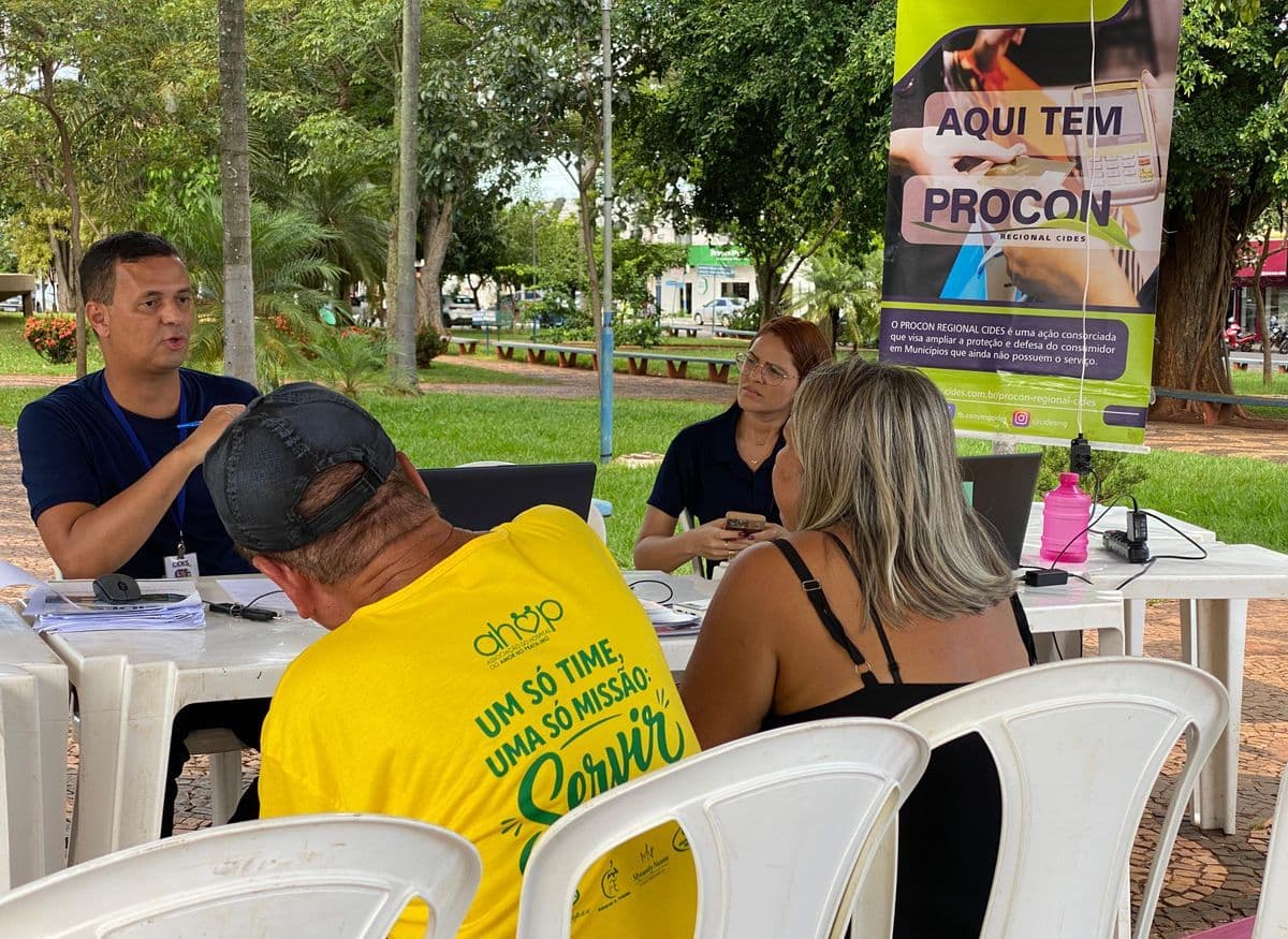 PROCON realiza atendimento especial na praça e orienta consumidores no Prata