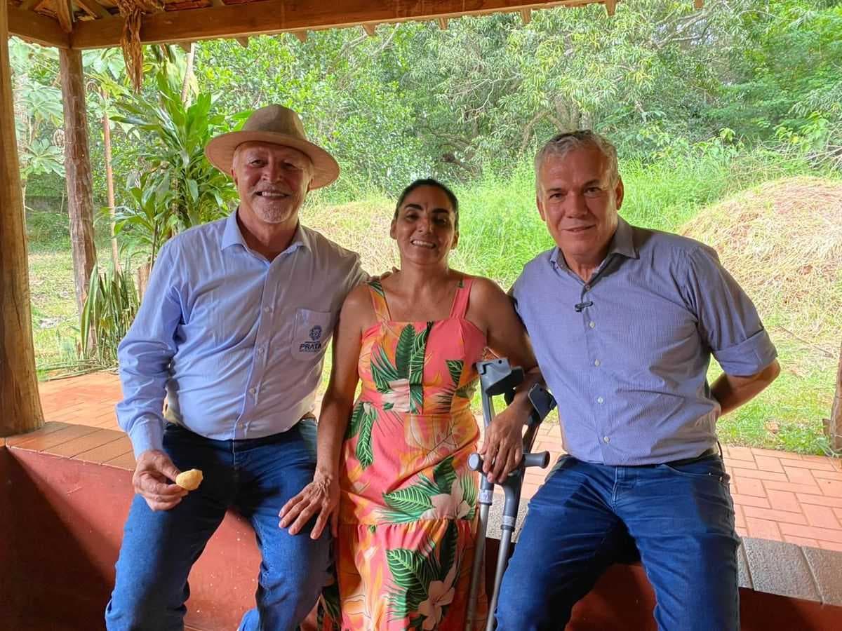 Trator impulsiona agricultura familiar no assentamento Paulo de Faria no Prata