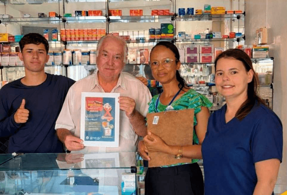 Vigilância Sanitária realiza ação educativa com drogarias para orientar sobre descarte correto de agulhas e seringas em Pirajuba
