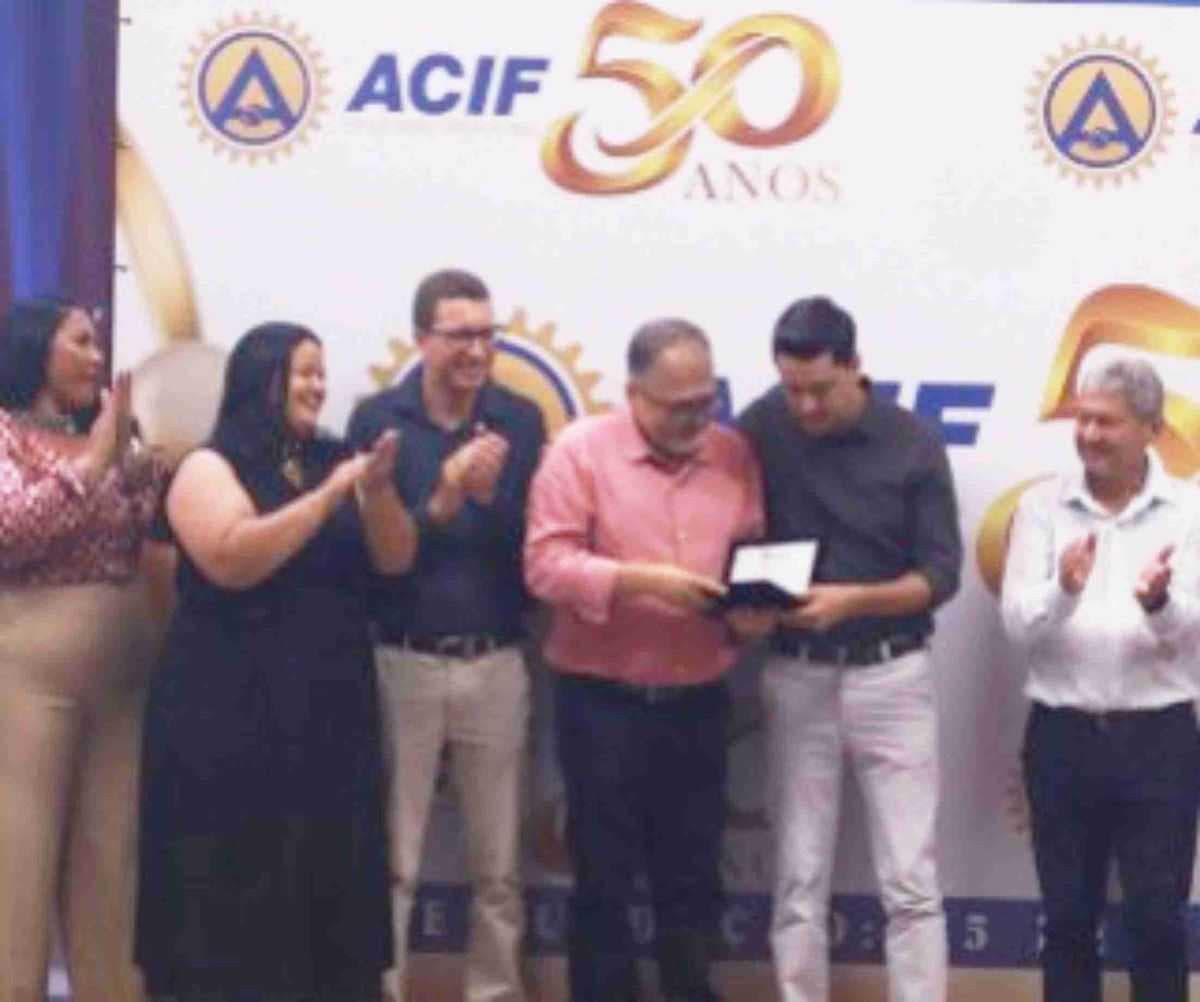 Adilson Clemente recebe homenagem por 43 anos de dedicação à ACIF
