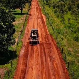 Manutenção de estradas rurais em Iturama recebe elogios de moradores da região do Divino Pai Eterno e Beira Rio