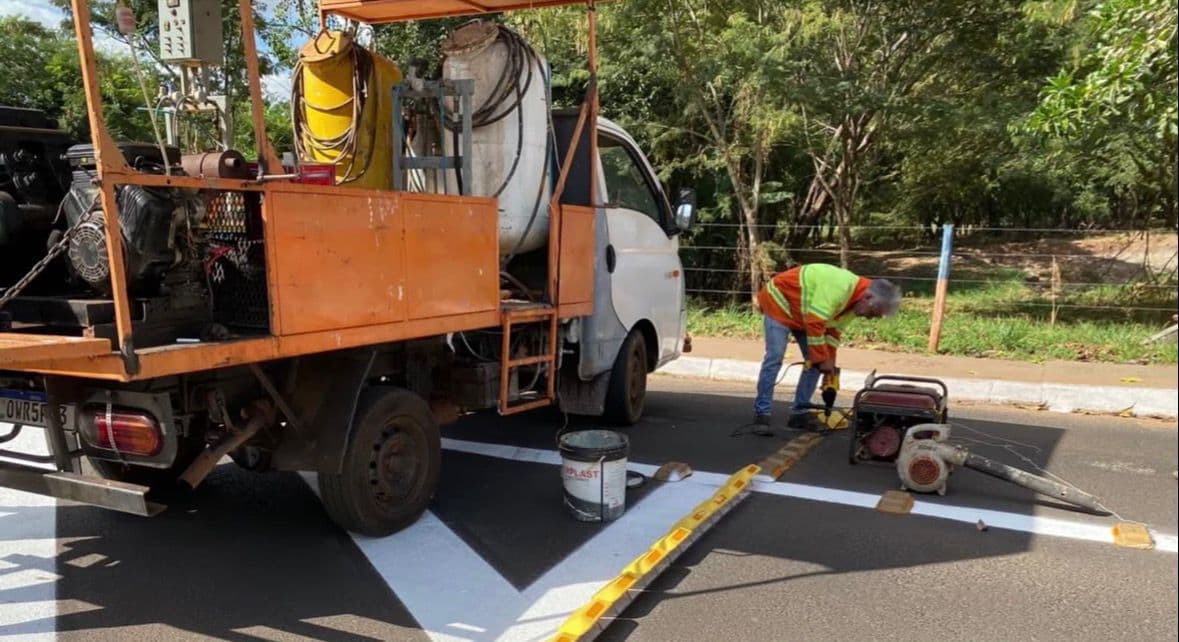 Prata avança na revitalização da sinalização de ruas e avenidas